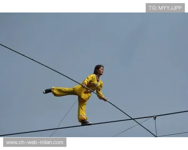 _高空走钢丝：技巧与勇气的完美结合_，高空走钢丝演员的质量为50kg,为安全起见