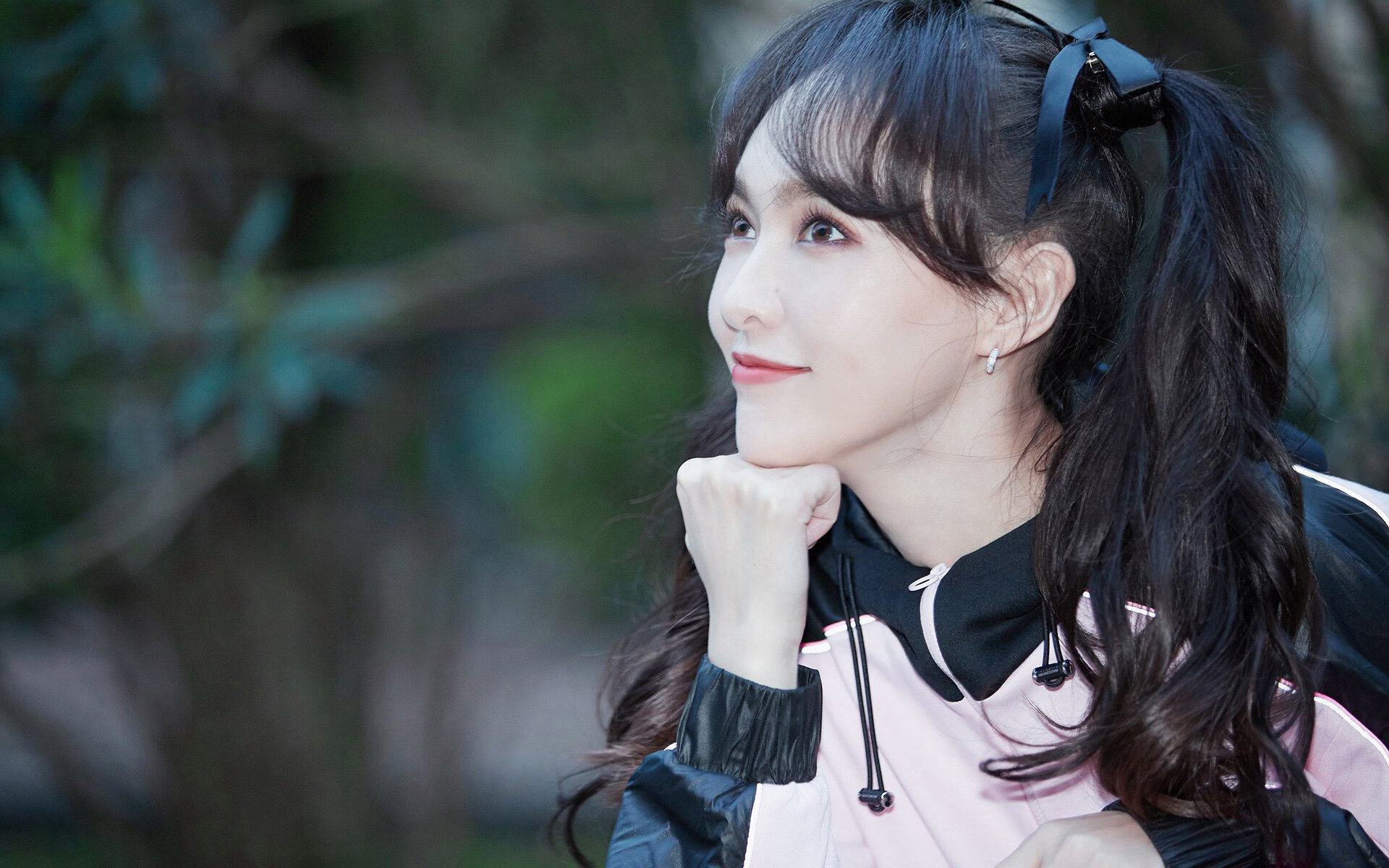 青少年跑酷赛展示动作精准与身体协调,青少年跑酷体能训练