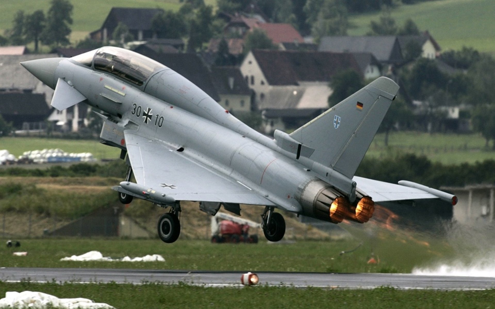 裁判在关键比赛中控场能力出色避免局势失控保持公平，裁判员对比赛进行管理的手势有